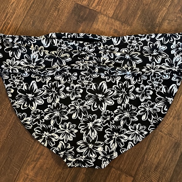Time and Tru 2-Piece Women’s Black/White Floral Print Bikini Swimsuit Size 3X - Picture 9 of 12